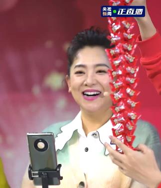 北美|月亮姐姐:变身“月老”,直播间带货时极力撮合龙洋和张韬搞对象