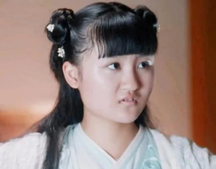 成龙|她6岁被成龙抱着上春晚，14岁却因长相被吐槽，今现状打脸网友