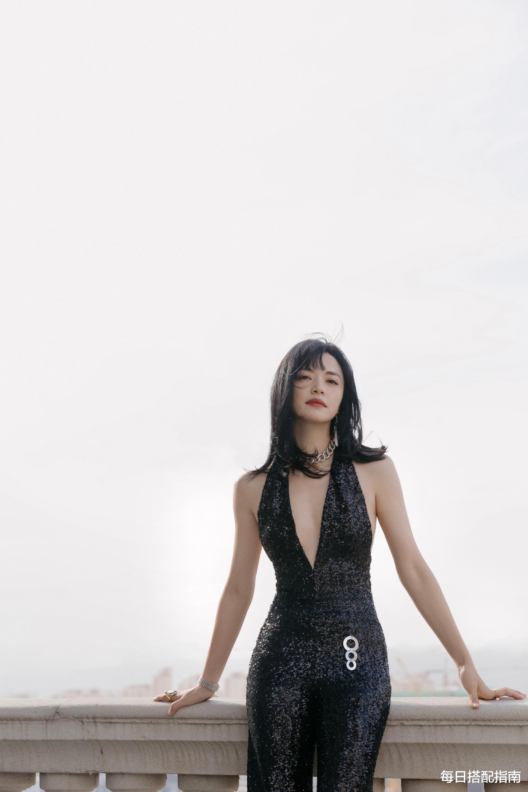 每日搭配指南|姚晨这造型真有韵味,穿亮片连体裤大秀事业线,散发成熟女性魅力