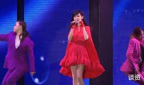 周慧敏|54岁周慧敏献唱冻到发抖，生图眼皮松垮，女神竟老了一大圈