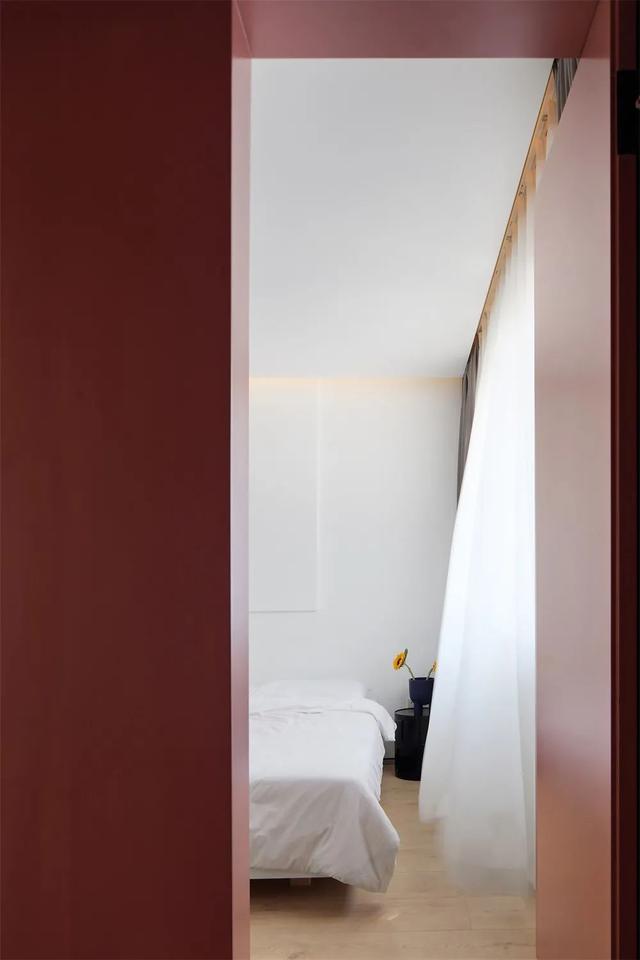 |120㎡现代极简，全屋纱帘、引入光线，黑白灰+红蓝点缀独特美