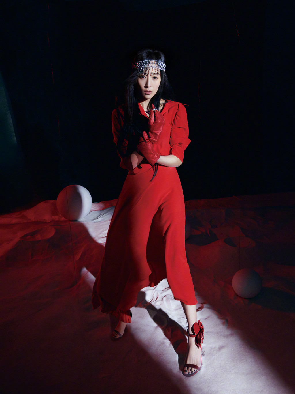 女人味|张钧甯短发也挺有女人味,穿一袭红裙又瘦又美,不像奔四的人