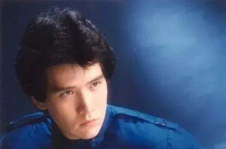 费翔|春晚第一美男，首次登台被封杀14年，年过60依旧未婚，却被几亿观众怀念至今