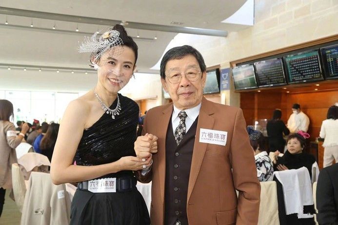 衬衫 宣萱穿露肩装参加晚宴，51岁皮肤松弛脸憔悴，但颜值依然很出众！