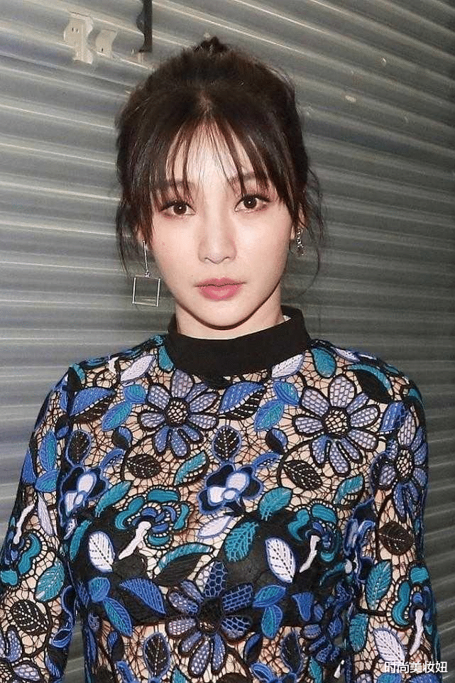 柳岩|柳岩还是这么敢穿,镂空蕾丝上衣半透不露,配半身裙高级大气