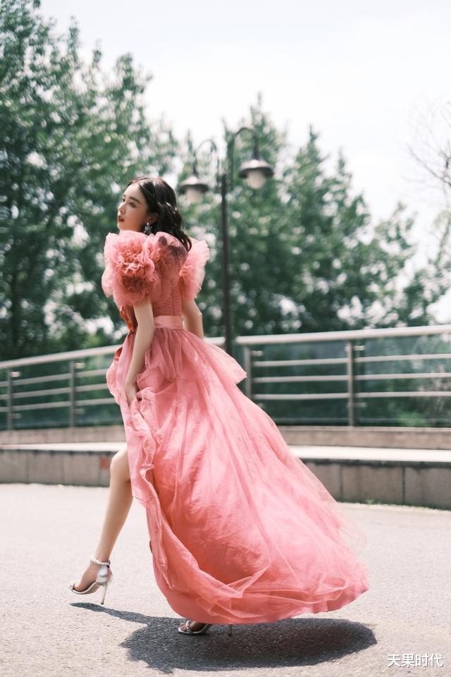 粉色|阚清子真是人间绝色,粉色薄纱礼服裙惊艳脱俗,交织着温柔与浪漫