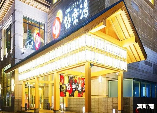 没事找事？上海男孩进女浴室洗澡令女顾客受不了：90厘米还很小？