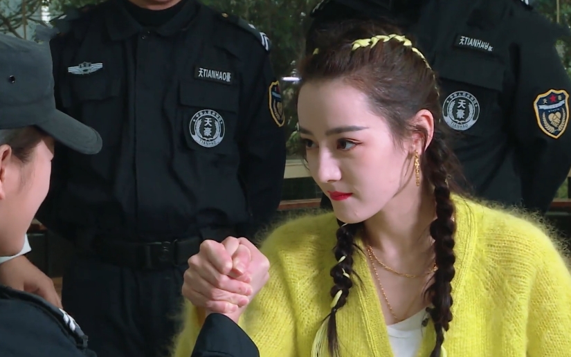 迪丽热巴|都关注和热巴掰手腕的女保镖，谁注意角落的男保镖？这才是初恋男神