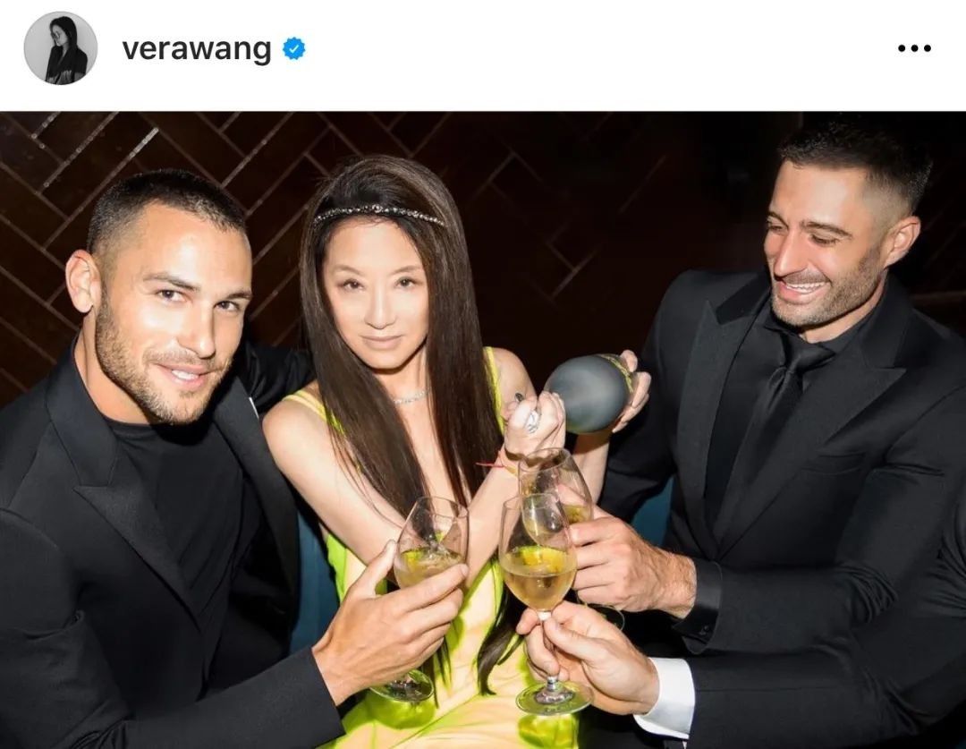 明星|72岁身家亿万的“婚纱女王”：自拍像少女，在好友合照里现了原形