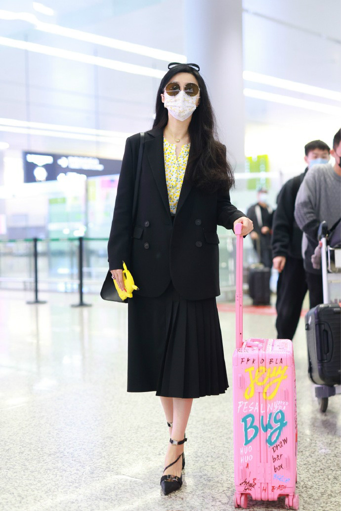 穿衣搭配|范冰冰渴望拍戏，走机场也要穿西装凹出职场范，看着像是去上班