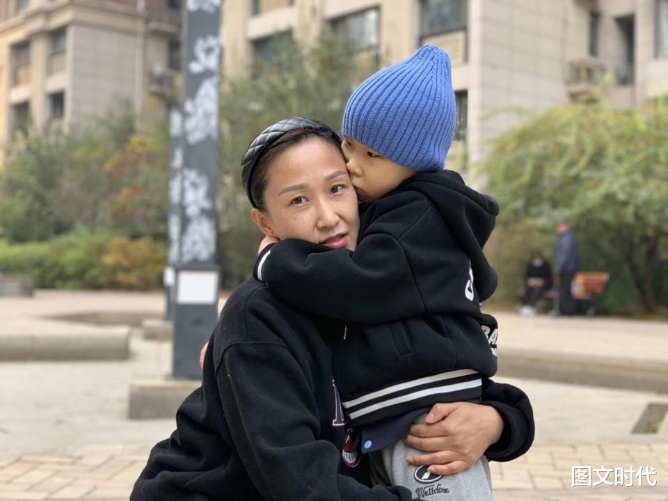 图文时代 小暖男患罕见病后父亲消失，走之前还调包爱心款：这钱给他没用