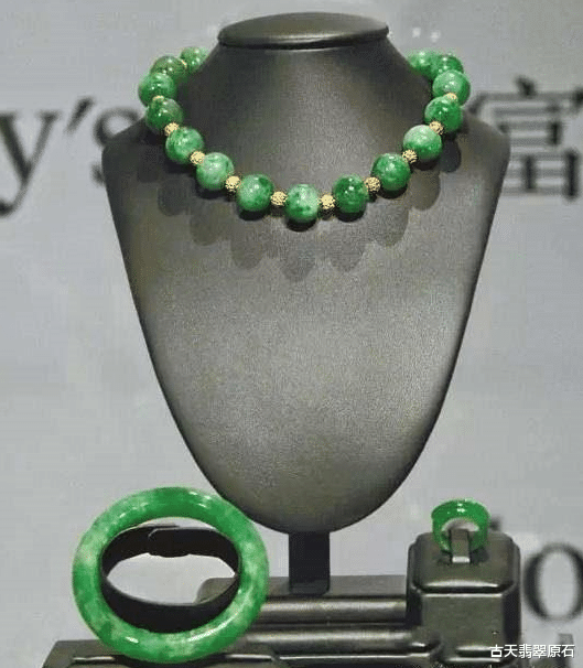 楠木|小小的翡翠翎管为何这么值钱?小拇指般大小就能被估价40万!