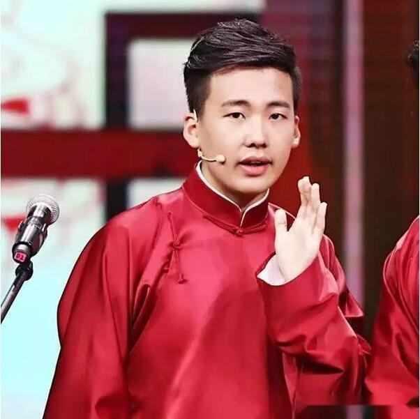 郭麒麟|郭麒麟蒋依依传恋情，医生曝两人相伴做近视手术：关键时刻陪在身边的人