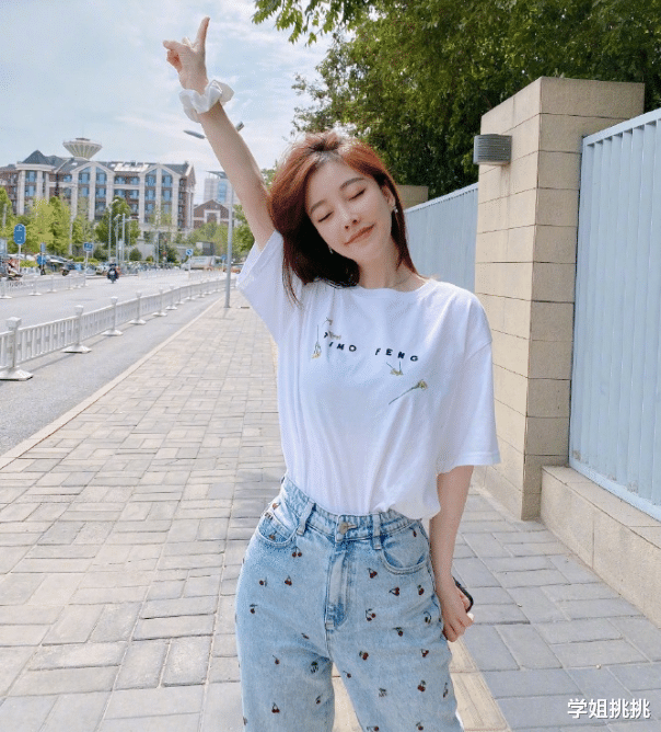 冯提莫|冯提莫越看越可爱，工字背心叠穿浅蓝色衬衫，氛围感满分