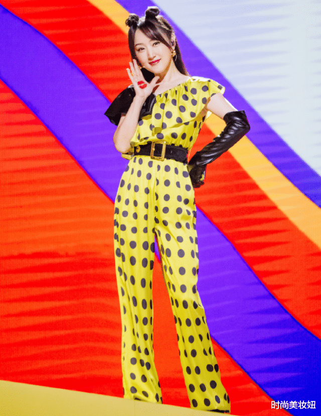 时尚美妆妞 杨钰莹“娃娃脸”真不显老,白衬衫+半身裙像小姑娘,哪像50岁