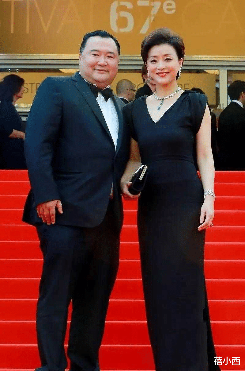 鸡蛋|杨澜与富商老公走红毯,穿黑色连衣裙配短发,亲自演绎简约高级感