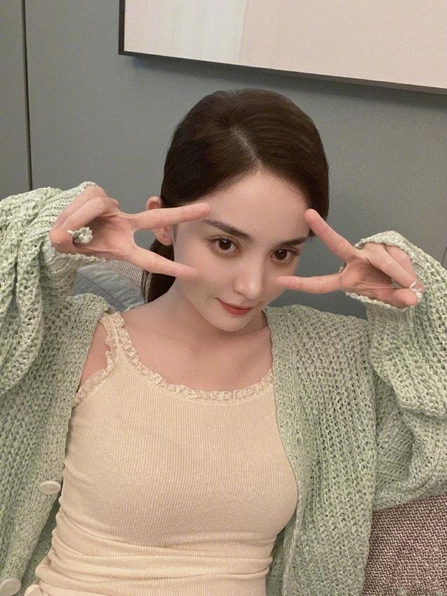 赵丽颖|必备单品！热巴的贝雷帽，赵丽颖的针织衫，吴宣仪的牛仔外套 。