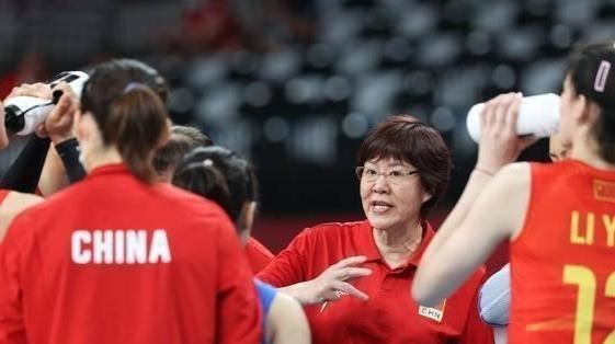 憨爸爸育儿|中国女排两连败，郎平朱婷只好关闭评论，央视：10年内谁能超越