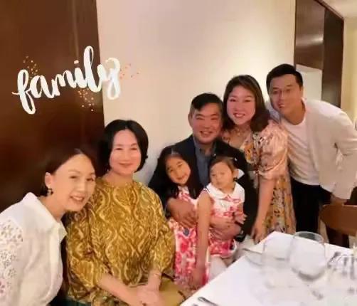 加菲猫说时尚|59岁何超琼现身好友派对!贵妇打扮一脸福气相,穿亮黄长裙超贵气