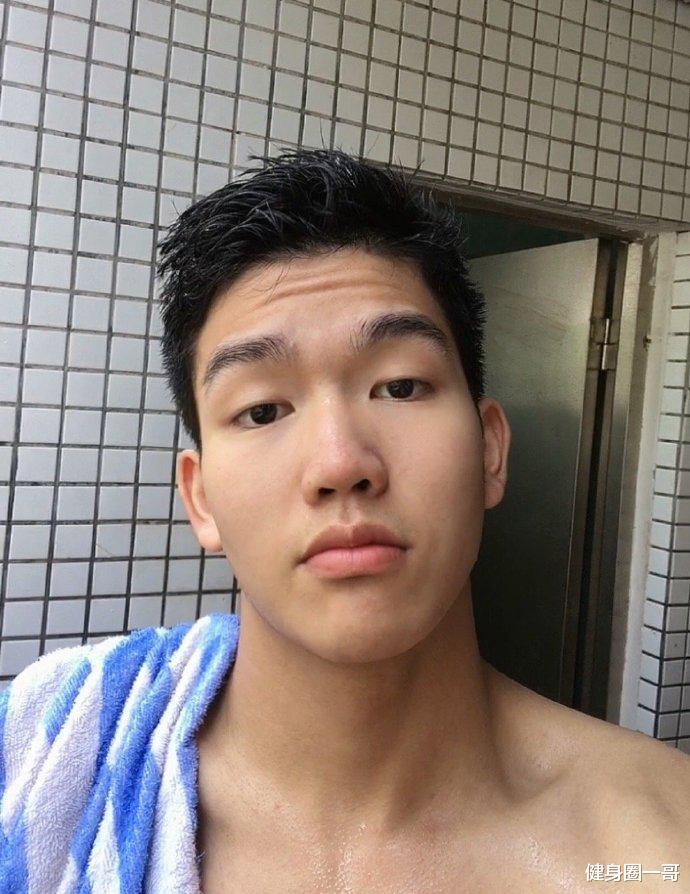 健身圈一哥 爱运动的体育生,健身游泳跑步,打造匀称好身材,一身精肌又痞帅!