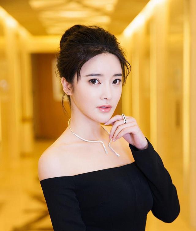 杨幂|杨幂大学宿舍4人走红了3人,杨幂:不是不想带她,实在是带不动