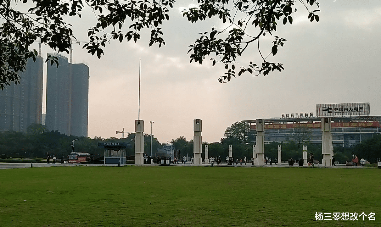 杨三零想改个名 五一假期:在贵港第一次观看升旗仪式,新世纪广场热闹又庄严!