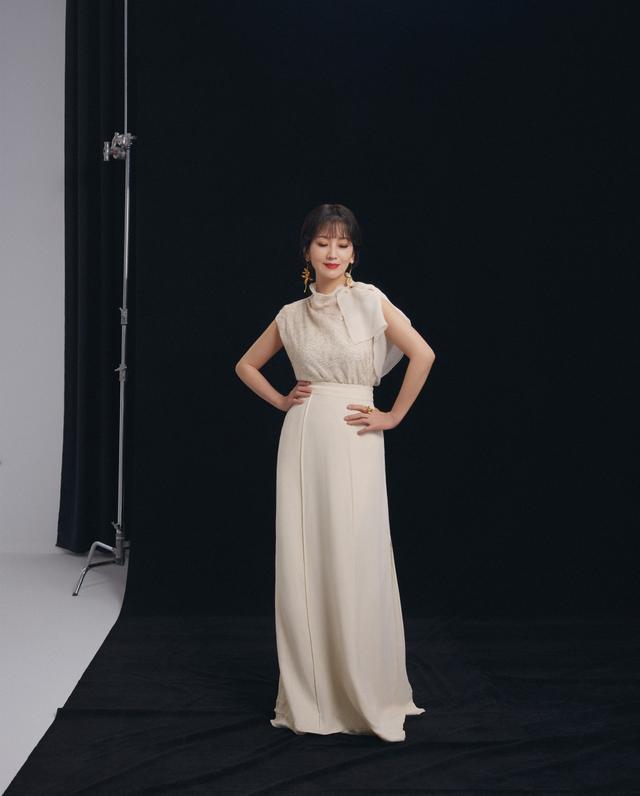 赵雅芝|被赵雅芝的空气八字刘海惊艳到了，时尚感不输年轻人，太显年轻了