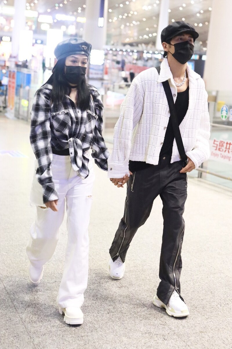 男士穿衣搭配杂志|张伦硕真有暖男范,把钟丽缇宠成“小公主”,看造型就知道很恩爱