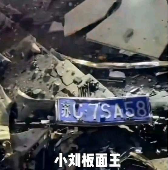知名网红醉驾出车祸,现场一片狼藉车头粉碎,本人神志不清