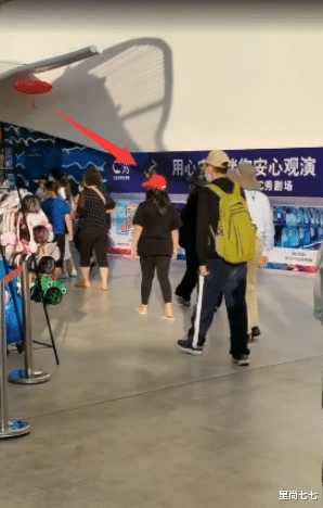 李湘|李湘母女三亚度假，11岁诗龄胖出新高度，体重直追妈妈走路霸气