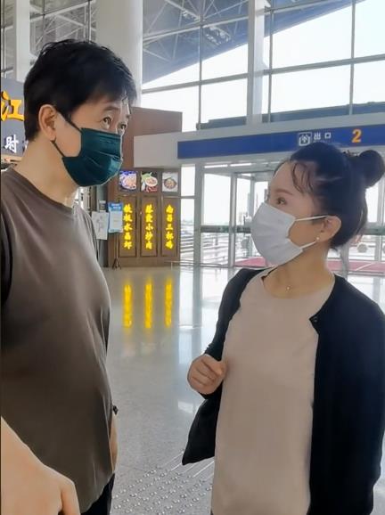 付笛生|付笛生与任静高铁站点餐，吃啥全听老婆的，夫妻俩打扮朴素似路人