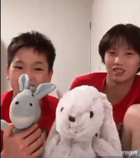 朱一龙|可可爱爱! 陈芋汐晒心爱布朗熊, 全红婵: 它好丑啊, 张家齐假装要揍她