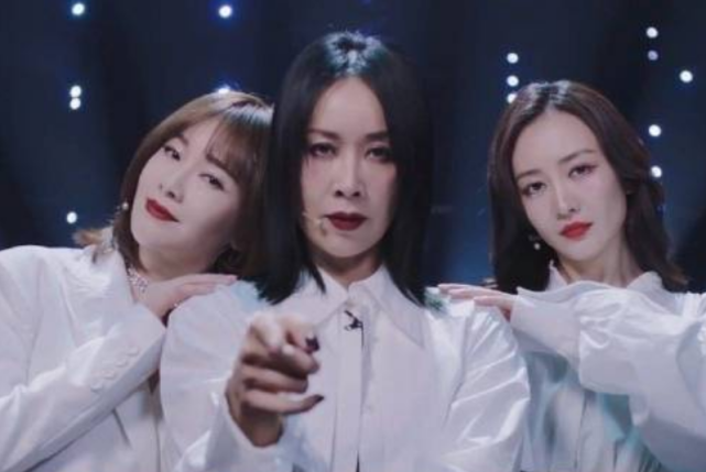 王鸥|王鸥忘了有镜头？穿开叉裙脚踩在桌子上，下秒画面让男粉躁动不已！