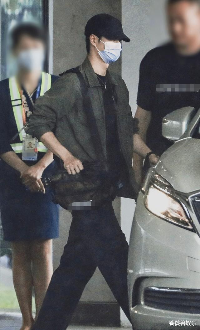 王一博|王一博当完志愿者，现抵达上海录新综艺，95后上班路透有点帅