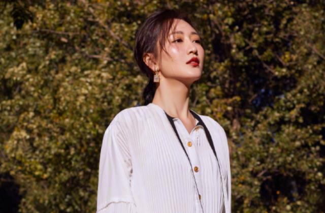 王鸥|王鸥罕见素颜现身拍摄，粉丝却被她床边的东西吸引，你可是女明星