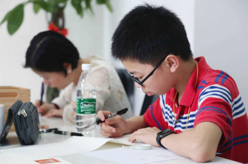 女孩|小学女生火了，高颜值堪比偶像女主，网友：简直是缩小版娜扎