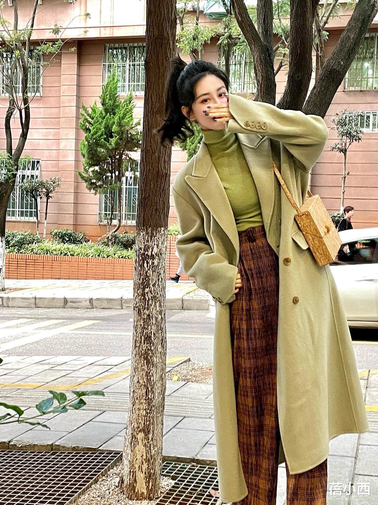 蓓小西 冬季穿这5个“神仙色大衣”真香，搭配牛仔裤、半身裙高级显气质