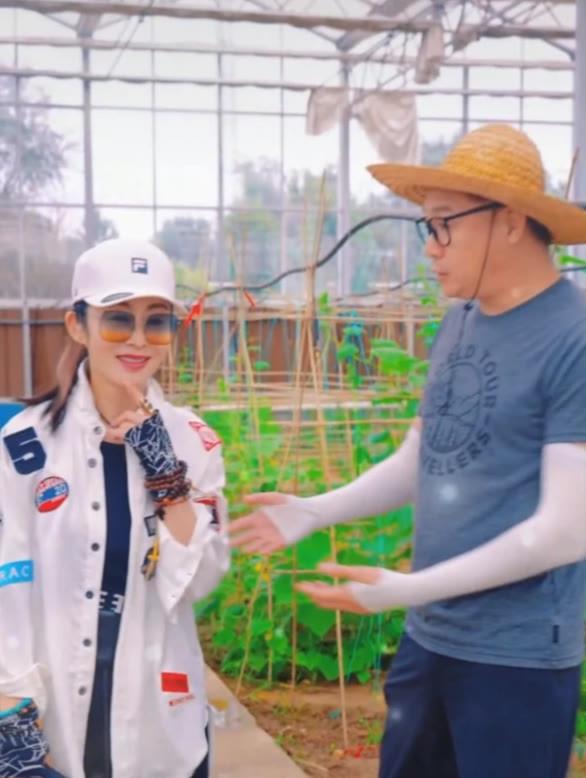 二师姐的花事心情 53岁张敏近照曝光？肤白貌美状态好，与高虎拥抱不避嫌
