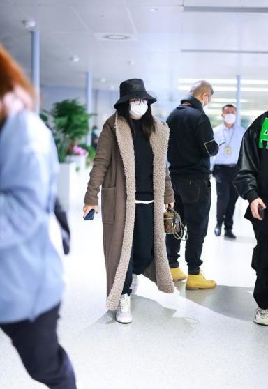 李湘|李湘过冬真认真，穿羊羔毛大衣肿得像企鹅，拎2万手袋也拯救不了