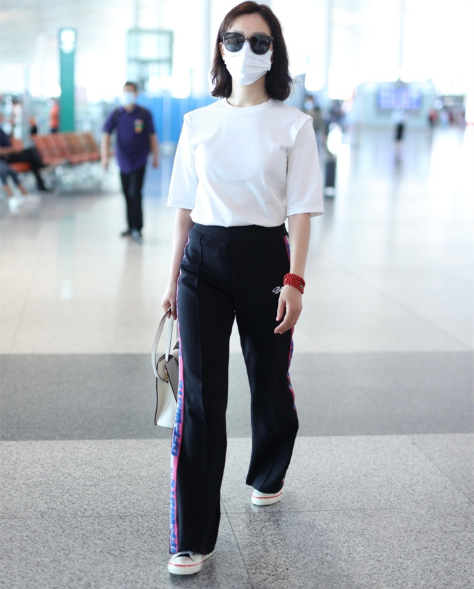 猫姐穿搭经|“校服裤”也能穿出时髦?学女神陈数这样穿,减龄时髦值得借鉴