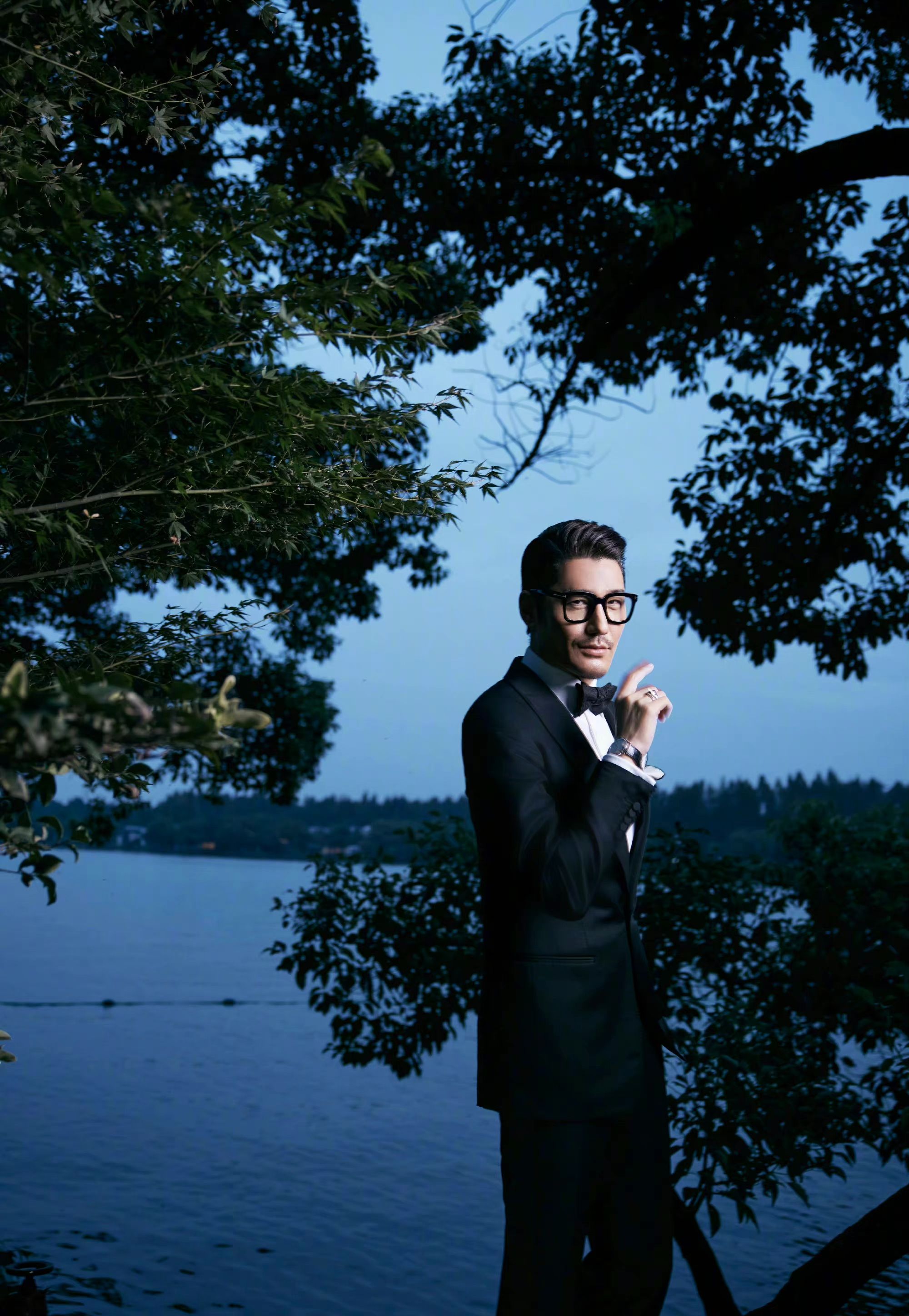 胡兵|“时尚教父”胡兵压轴走秀，身材壮硕魅力十足，亲自教学保养秘诀