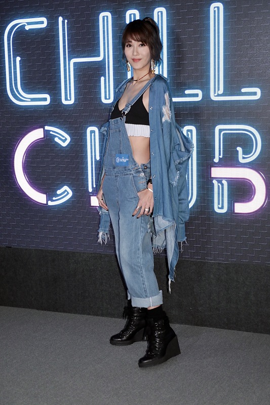 BiuVogue|\＂艾莉\＂打扮的过嫩了，侧马尾配\＂男友衬衫\＂，看着像个小姑娘