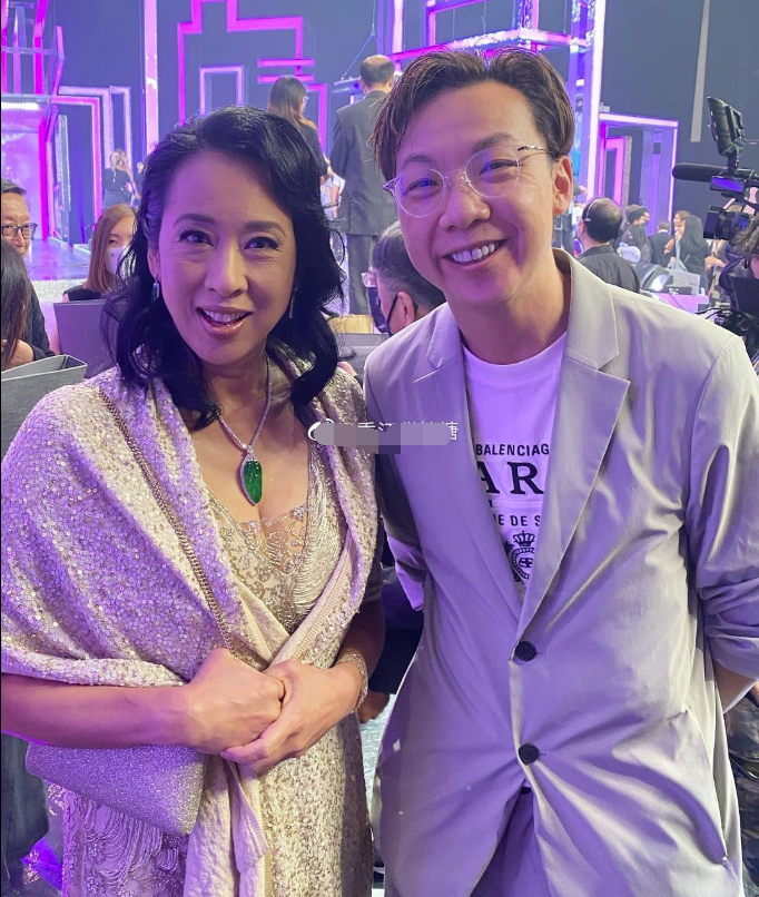 朱玲玲|朱玲玲现身港姐冠军赛，露脐装配绿宝石富气足，肚子高凸撑出一条缝