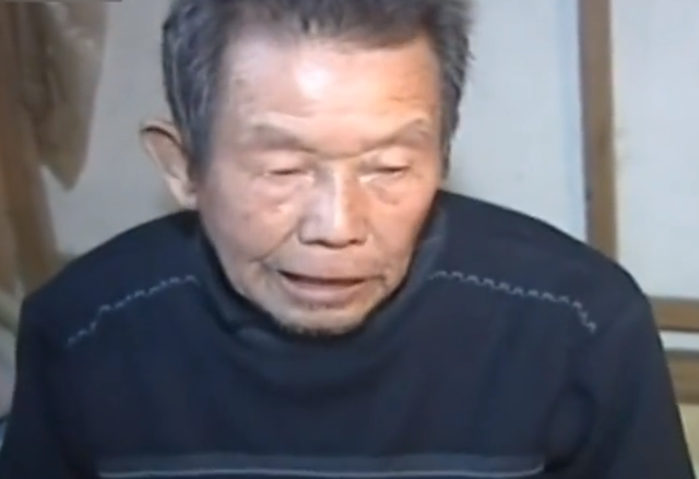 老父亲年轻时帮别人养孩子,如今自己老了,找亲生儿子赡养被拒!
