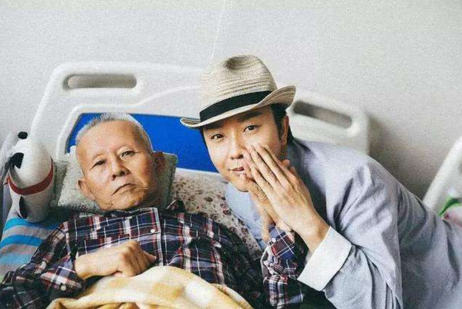 李玉刚|李玉刚雪中呐喊悼念父亲！穿薄裤子跪地上撒雪，露出肚子不怕冷