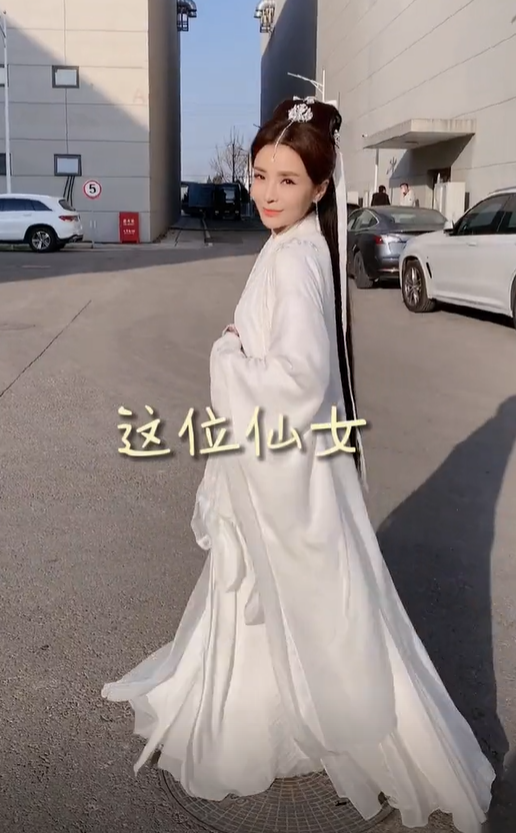 景甜|央视朱迅录节目吊威亚跳舞！太高差点穿顶棚，全程紧绷四肢太敬业