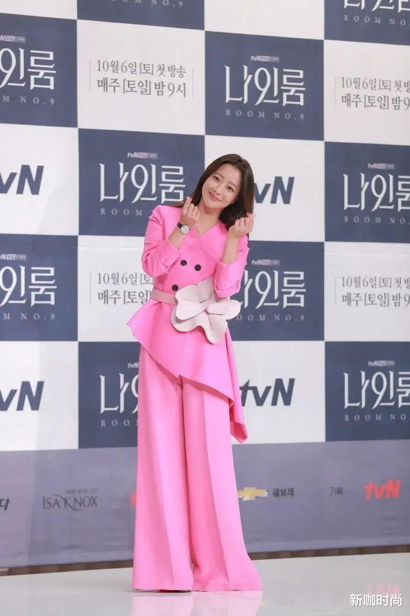 新咖时尚|有颜就是任性！金喜善一身“死亡芭比粉”，照样穿出高级感