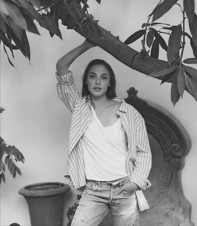 白雪公主|恶毒皇后居然比白雪公主更美？大长腿让人舔屏，36岁吊打一众小花