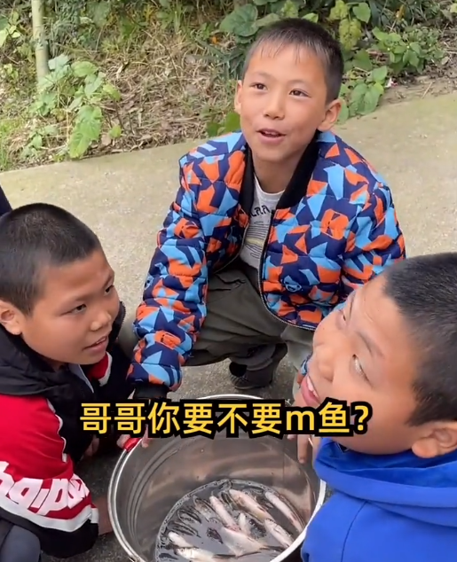 |网友偶遇几小孩卖鱼, 一孩子: 父亲早逝, 我是家里顶梁柱, 帮妈妈养家