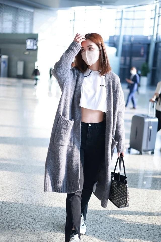 阿Sa|蔡卓妍真懂时尚！用奶奶开衫搭娃娃衫，风格看似迥异却意外很好看